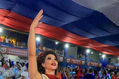 Malu Torres é coroada Rainha de Bateria da Inocentes de Belford Roxo e agita o Ensaio de Rua (07/12)