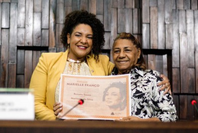 'A história dela transcende', diz mãe de Marielle ao receber prêmio com nome da vereadora