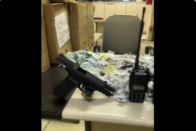 PM prende dupla com pistola e drogas em Belford Roxo