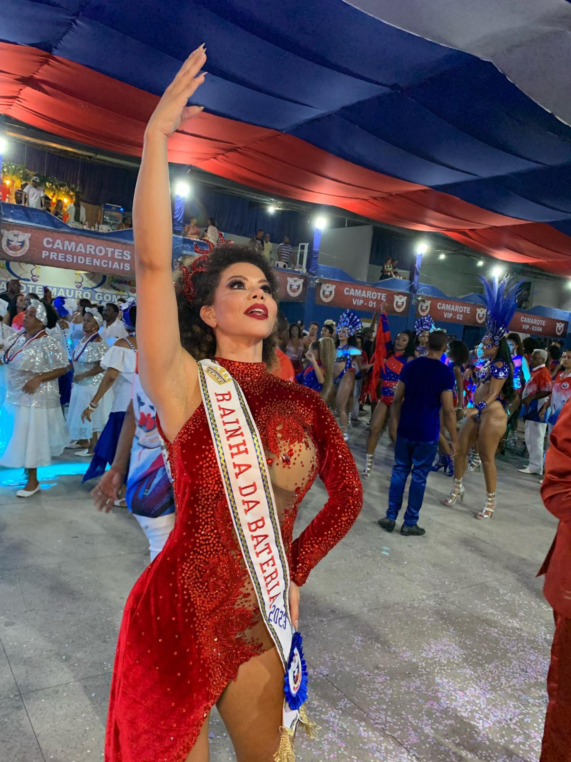 A Rainha de Bateria Malu Torres se apresentando para os convidados na Inocentes de Belford Roxo