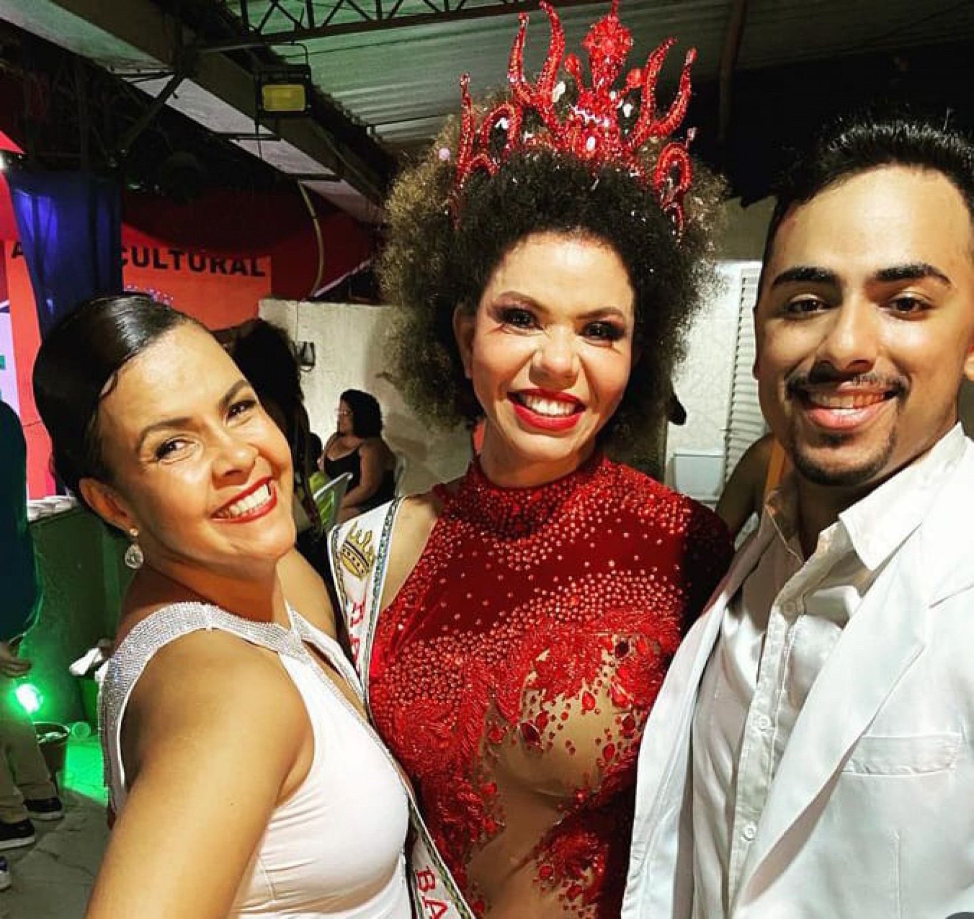 Malu Torres com o primeiro casal de mestre-sala e porta-bandeira, Matheus Machado e Jaçanã Ribeiro - Divulgação