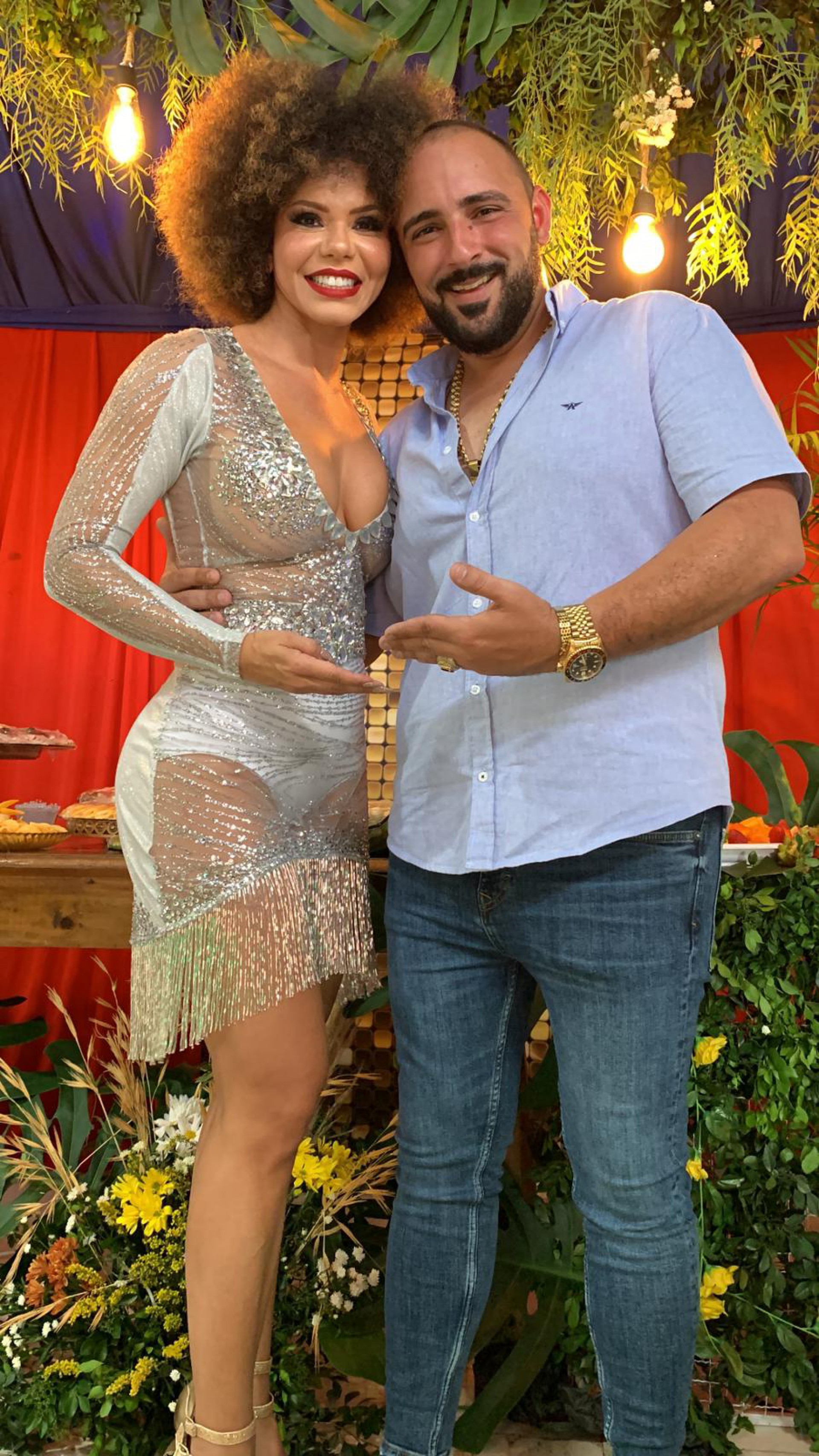 A Rainha Malu Torres com o vice-presidente Leandro Santoro - Divulga&ccedil;&atilde;o