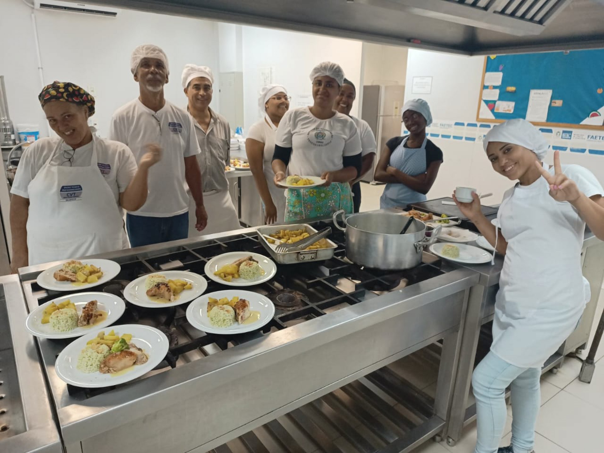 Os aprovados ser&atilde;o capacitados em bartender, confeitaria e panifica&ccedil;&atilde;o, al&eacute;m de aprender sobre a cozinha mediterr&acirc;nea, cozinha asi&aacute;tica e cozinha contempor&acirc;nea - Divulga&ccedil;&atilde;o