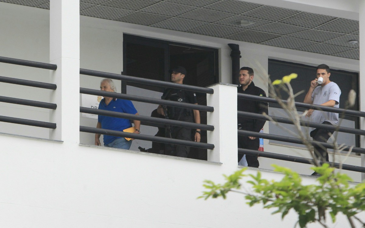 Operação da Policia Federal. Na foto, blusa azul, capitão Guimarães chegando preso a sede da PF.  - Reginaldo Pimenta / Agencia O Dia