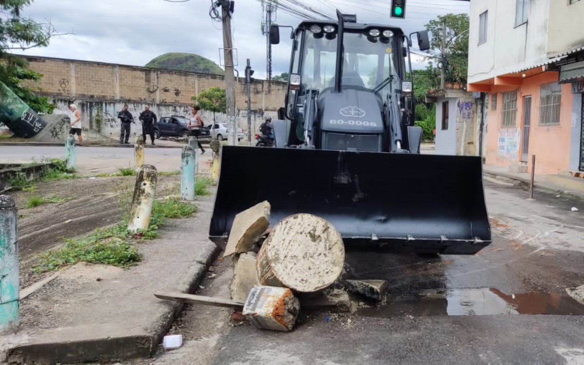  E, equipes do Choque fizeram a retirada de barricadas das comunidades do Engenho Favela da Galinha e Rato Molhado
 - Divulgação