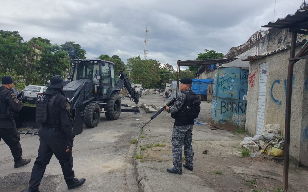  E, equipes do Choque fizeram a retirada de barricadas das comunidades do Engenho Favela da Galinha e Rato Molhado
 - Divulgação