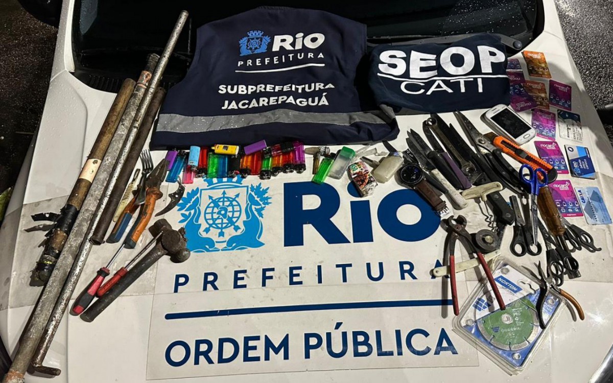 Os agentes apreenderam quatro barras de ferro, um furador, dois cachimbos de crack, dois pinos com supostos entorpecentes e um inv&oacute;lucro com maconha prensada.