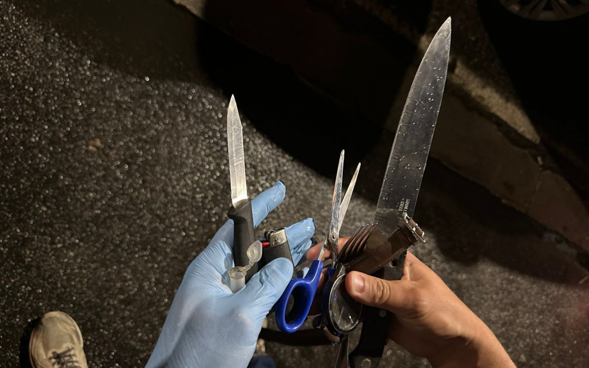 Durante a a&Atilde;&sect;&Atilde;&pound;o, tamb&Atilde;&copy;m foram apreendidos um martelo, sete facas, cinco tesouras, tr&Atilde;&ordf;s navalhas, um estilete, tr&Atilde;&ordf;s alicates e duas chaves de fenda