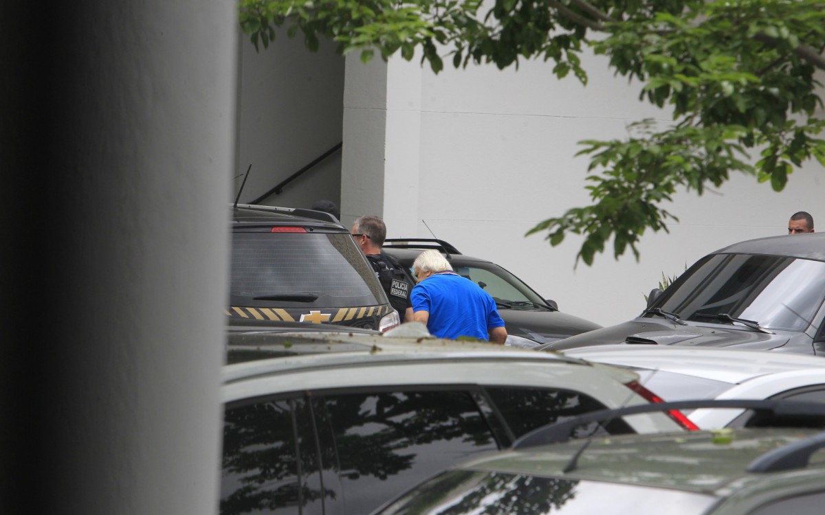Operação da Policia Federal. Na foto, blusa azul, capitão Guimarães chegando preso a sede da PF.  - Reginaldo Pimenta / Agencia O Dia