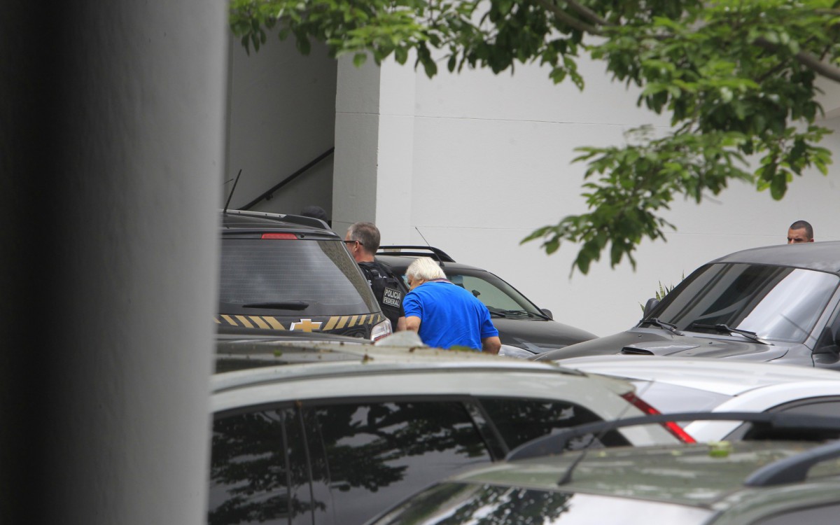 Operação da Policia Federal. Na foto, blusa azul, capitão Guimarães chegando preso a sede da PF.