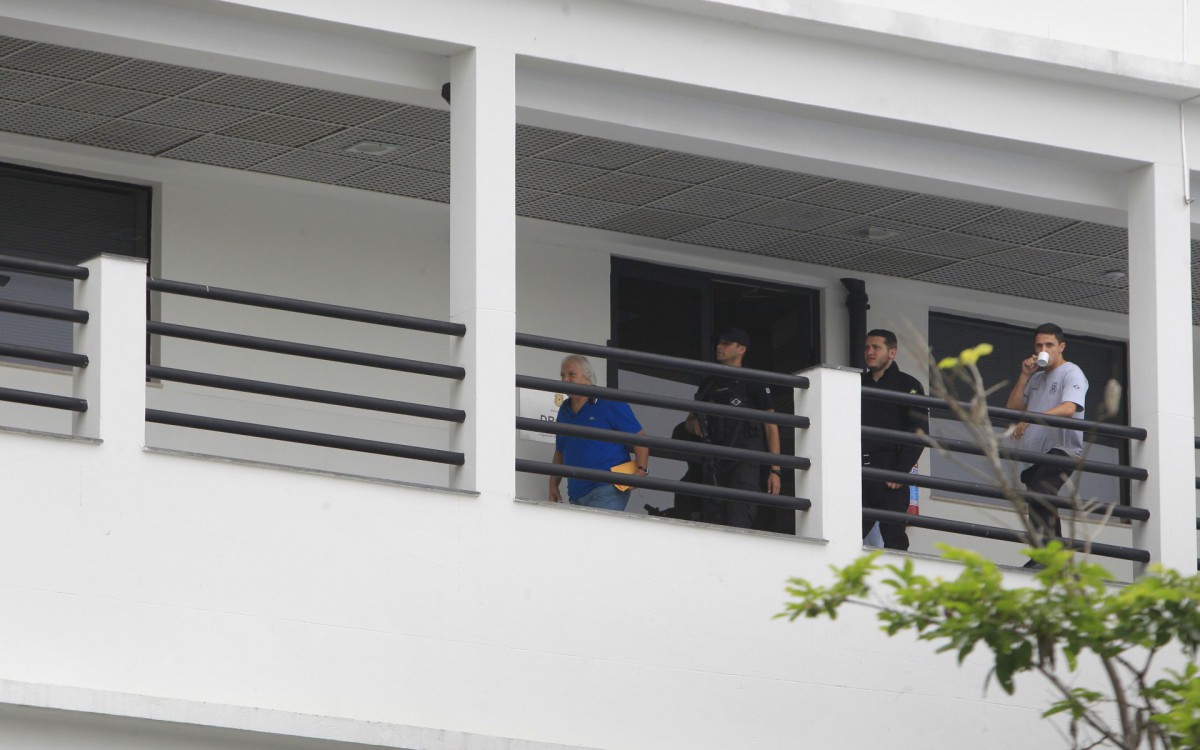 Operação da Policia Federal. Na foto, blusa azul, capitão Guimarães chegando preso a sede da PF.  - Reginaldo Pimenta / Agencia O Dia