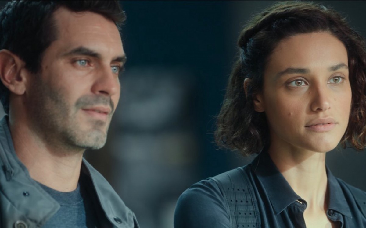 Débora Nascimento e Nikolas Antunes na minissérie 'Olhar Indiscreto', da Netflix - Reprodução/Netflix