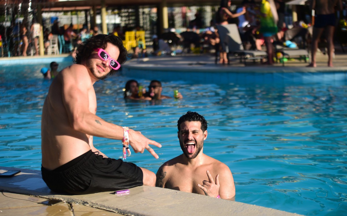 Fiuk e o ex-BBB Rodrigo Mussi na piscina do hotel onde acontece a Farofa da Gkay - Ag. News