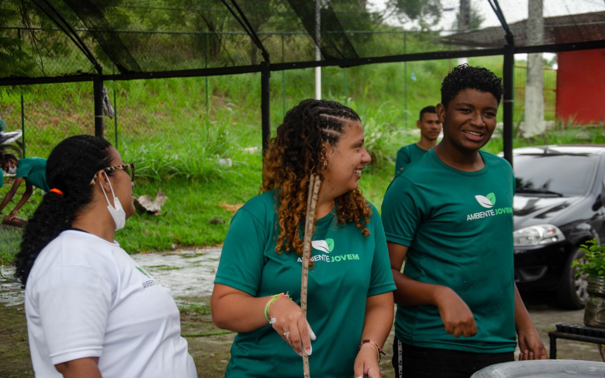 Na atividade pr&aacute;tica desta ter&ccedil;a-feira, jovens produziram lixeiras a partir do reaproveitamento de pneus - Divulga&ccedil;&atilde;o