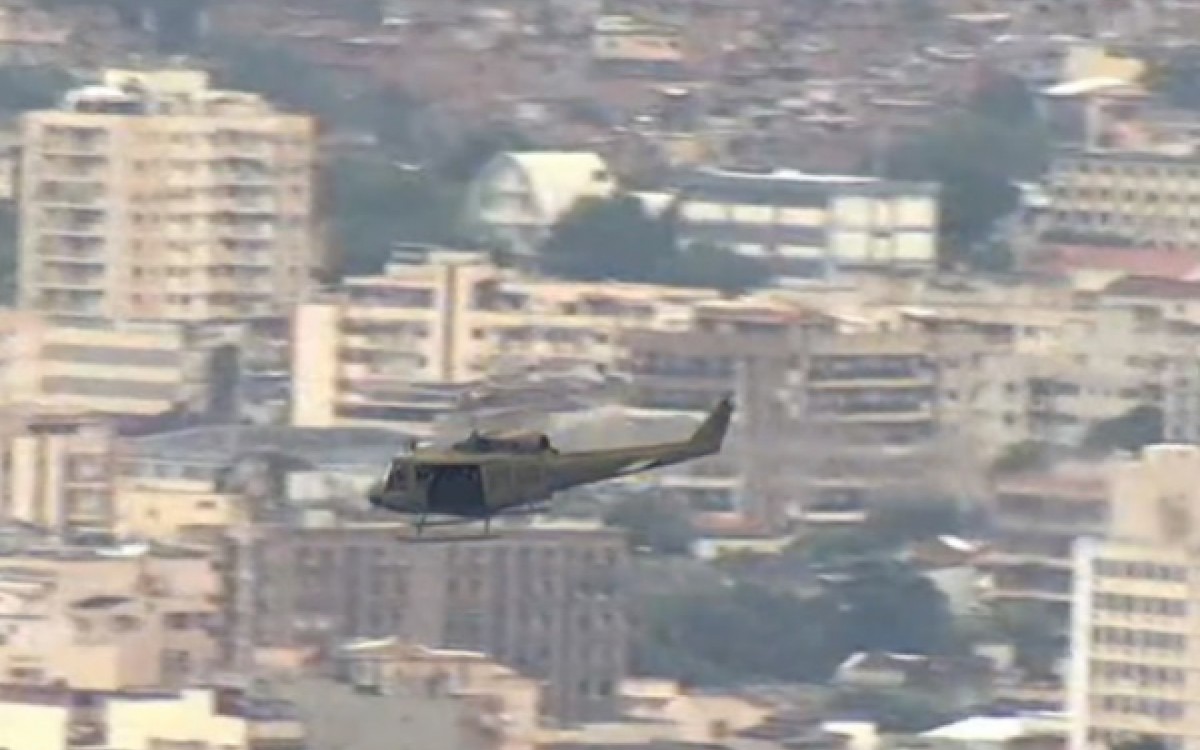 Helicóptero da PM sobrevoa a região da Praça Seca nesta quarta-feira - Reprodução/TV Globo