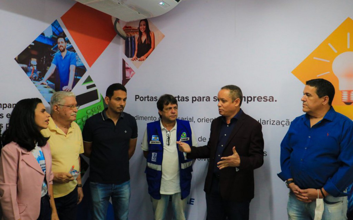 O coordenador Willians Baptista (terno preto) destacou que a inaugura&ccedil;&atilde;o da sala &eacute; muito positiva para a cria&ccedil;&atilde;o de pol&iacute;ticas p&uacute;blicas de apoio ao empreendedorismo e desenvolvimento do com&eacute;rcio local