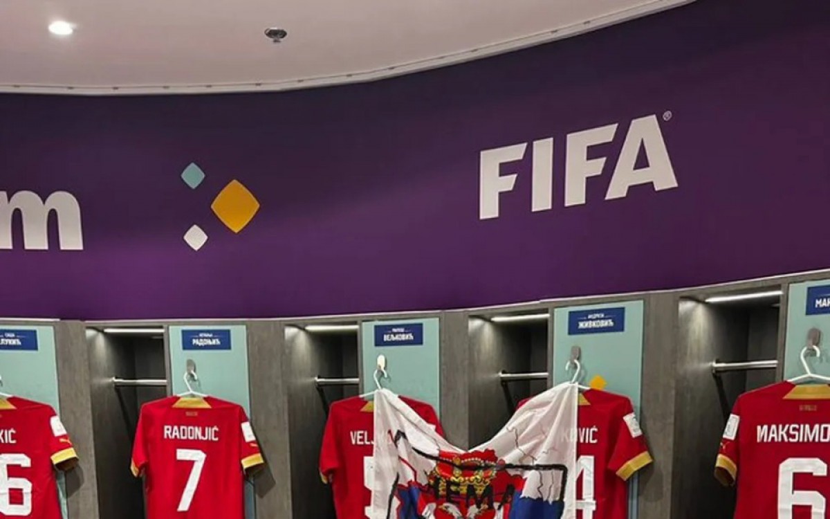 Bandeira provocativa ao Kosovo feita por jogadores da Sérvia