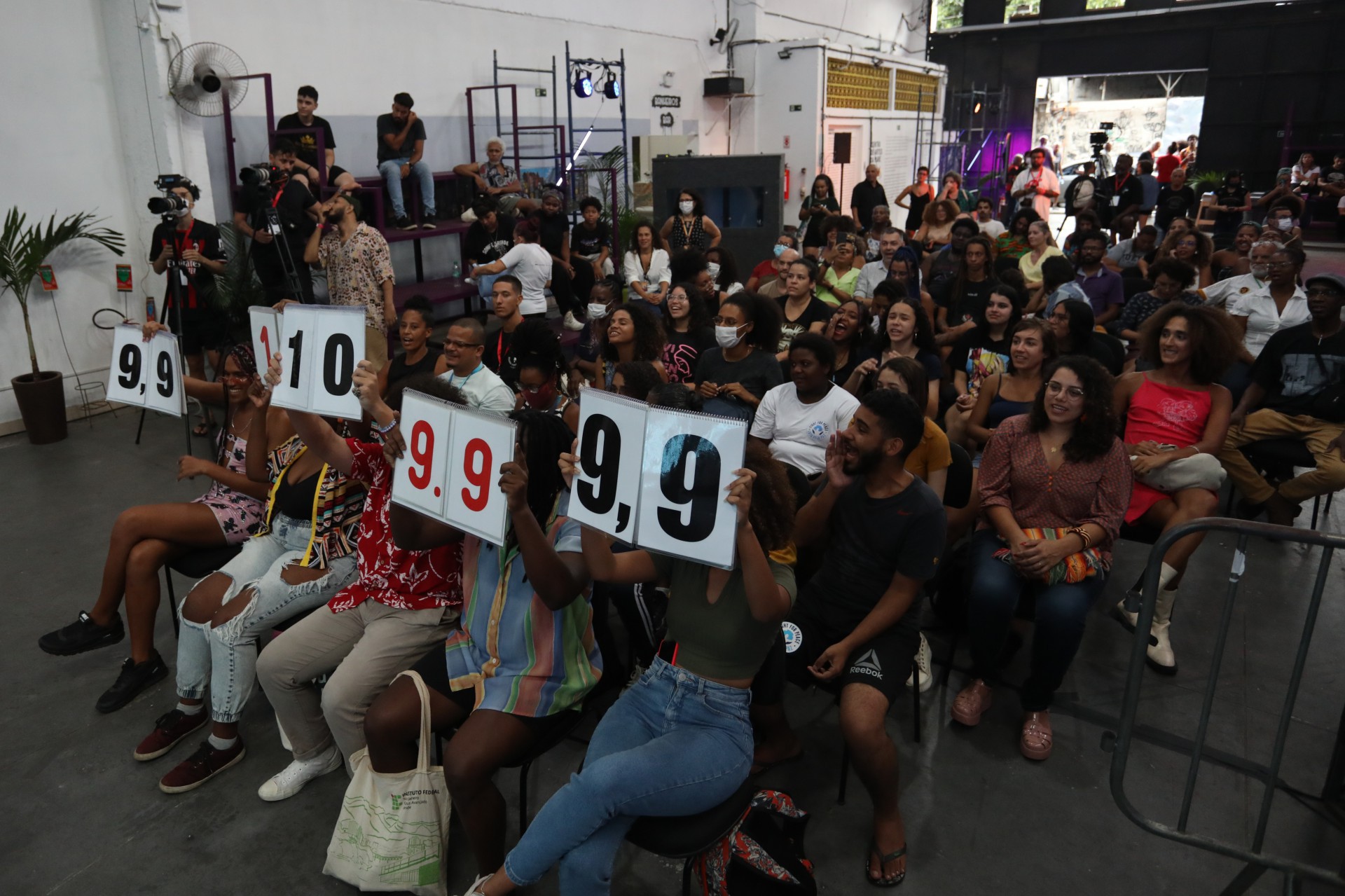 Festa Liter&aacute;ria das Periferias (FLUP) &eacute; realizada no Centro de Artes da Mar&eacute; com  batalha de poesias - Pedro Ivo/ Ag&ecirc;ncia O Dia