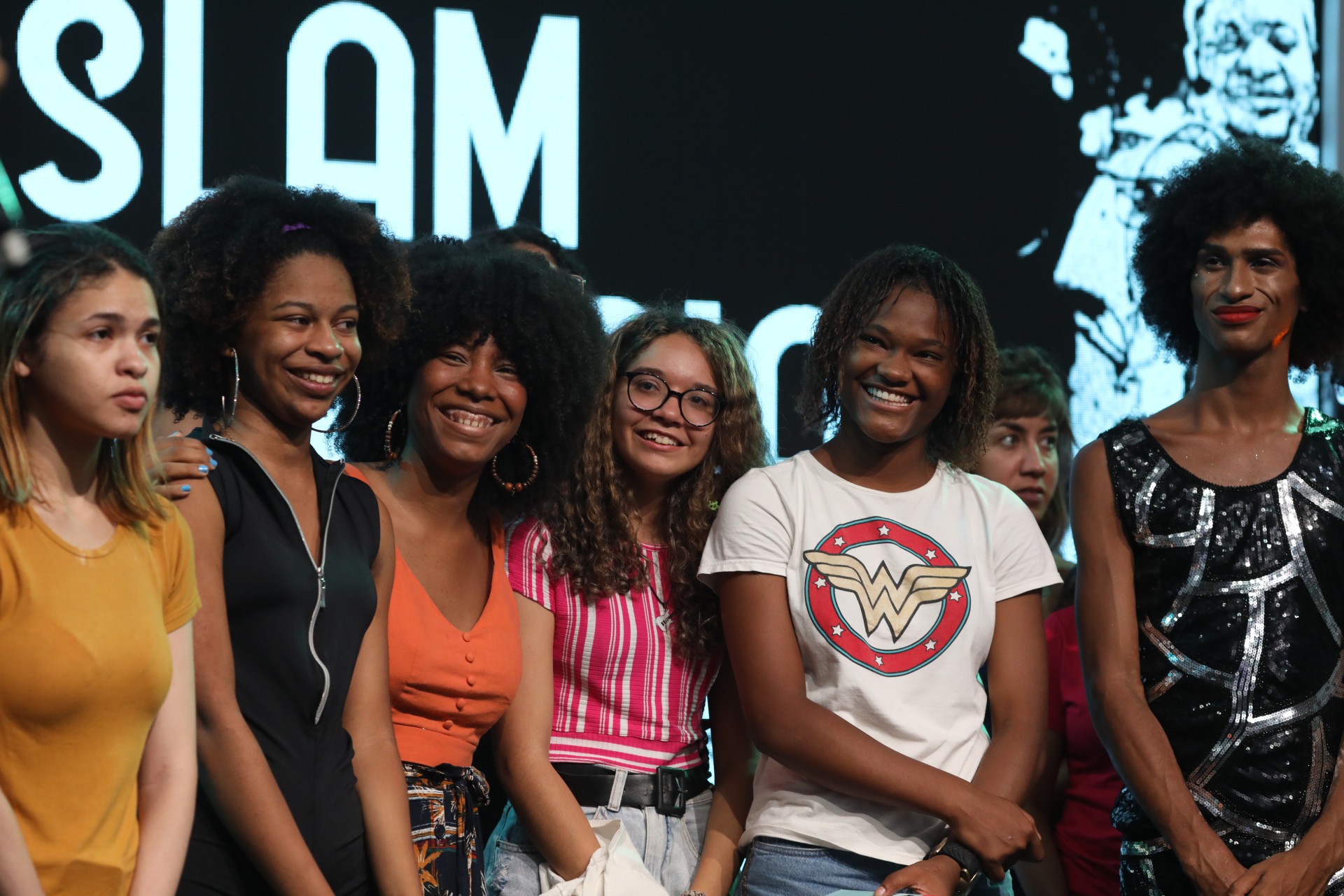 Festa Liter&aacute;ria das Periferias (FLUP) &eacute; realizada no Centro de Artes da Mar&eacute; com  batalha de poesias

Na foto: Os 3 organizadores e apresentadores da batalha de poesias. Vitor F&eacute;lix (camisa laranja), Beatriz Virg&iacute;nia e Math de Ara&uacute;jo. - Pedro Ivo/ Ag&ecirc;ncia O Dia