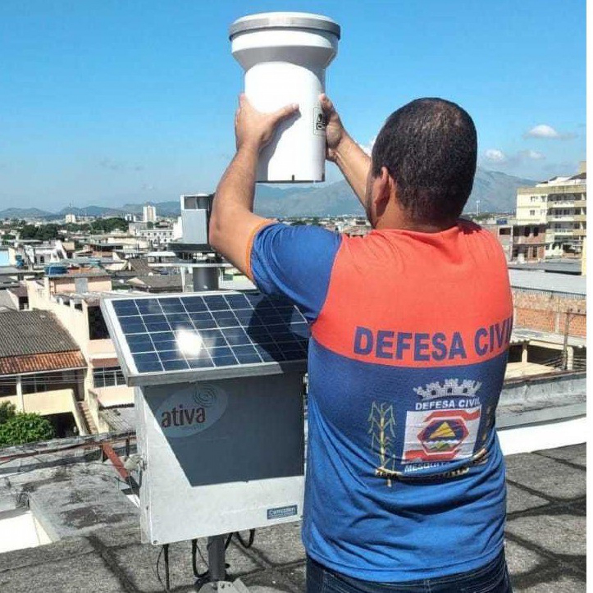 Agentes da Defesa Civil realizaram a manuten&ccedil;&atilde;o dos 3 pluvi&ocirc;metros autom&aacute;ticos do munic&iacute;pio