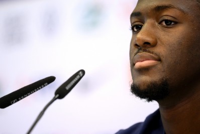 Zagueiro francês vê 'ambiente diferente' para duelo com a Inglaterra e exalta Mbappé: 'Temos sorte'