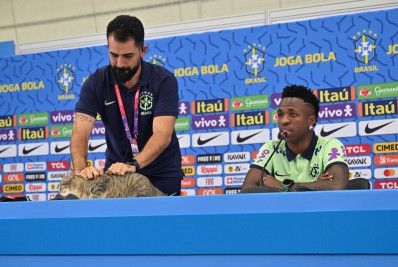 Jogadores da seleção brasileira dão apelido de 'Hexa' a gato que invadiu coletiva de Vini Jr.