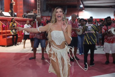 Lorena Improta cai no samba durante ensaio da Viradouro para Carnaval 2023