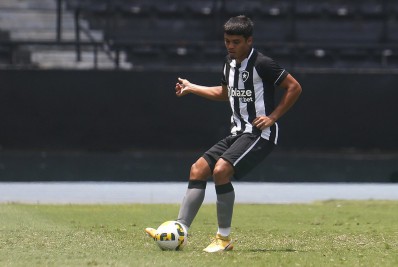 Botafogo acerta contrato com zagueiro norte-americano para a equipe B