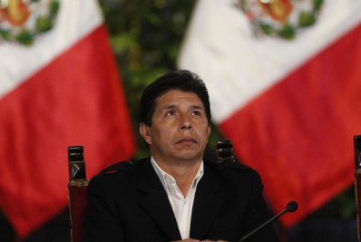 Presidente do Peru é destituído após tentar dissolver Congresso