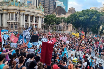 Em ato na Cinelândia, UFRJ se manifesta contra cortes orçamentários do governo federal