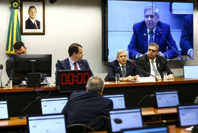 Ministro do GSI afirma que Brasil vive 'situação esdrúxula'