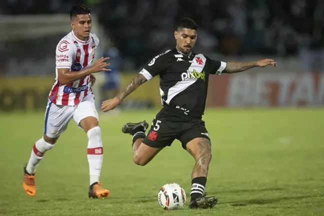 Vasco confirma saída do volante Yuri Lara