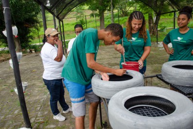 Jovens de Japeri produzem lixeiras com reaproveitamento de pneus