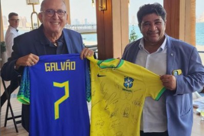 CBF presenteia Galvão Bueno com camisas autografadas da seleção brasileira