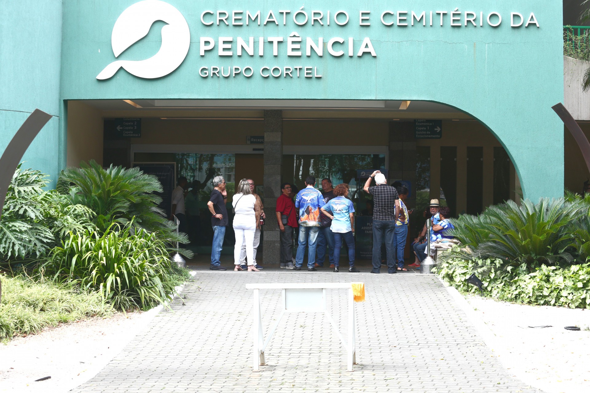 Vel&oacute;rio do compositor da portela Beto Aquino, no cemit&eacute;rio da Penitencia, no Caju.  - Cleber Mendes/ Ag&ecirc;ncia O Dia 