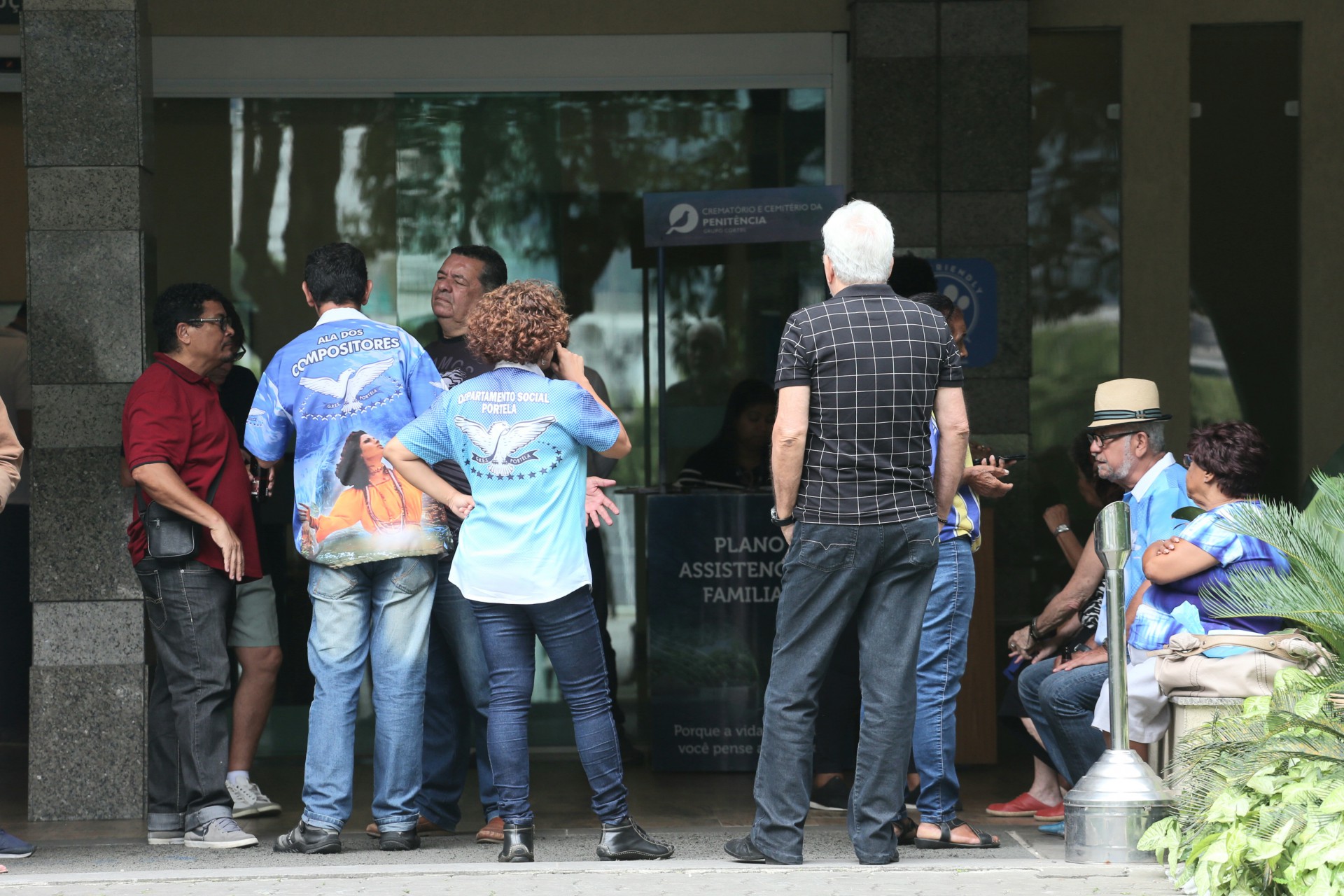 Vel&oacute;rio do compositor da portela Beto Aquino, no cemit&eacute;rio da Penitencia, no Caju.  - Cleber Mendes/ Ag&ecirc;ncia O Dia 