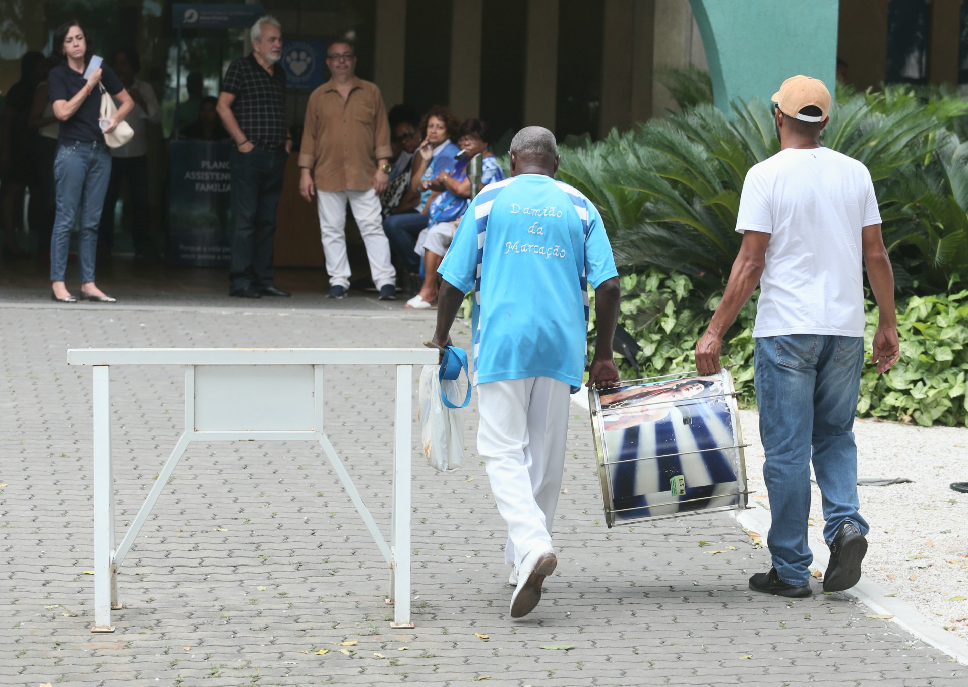 Vel&oacute;rio do compositor da portela Beto Aquino, no cemit&eacute;rio da Penitencia, no Caju.  - Cleber Mendes/ Ag&ecirc;ncia O Dia 