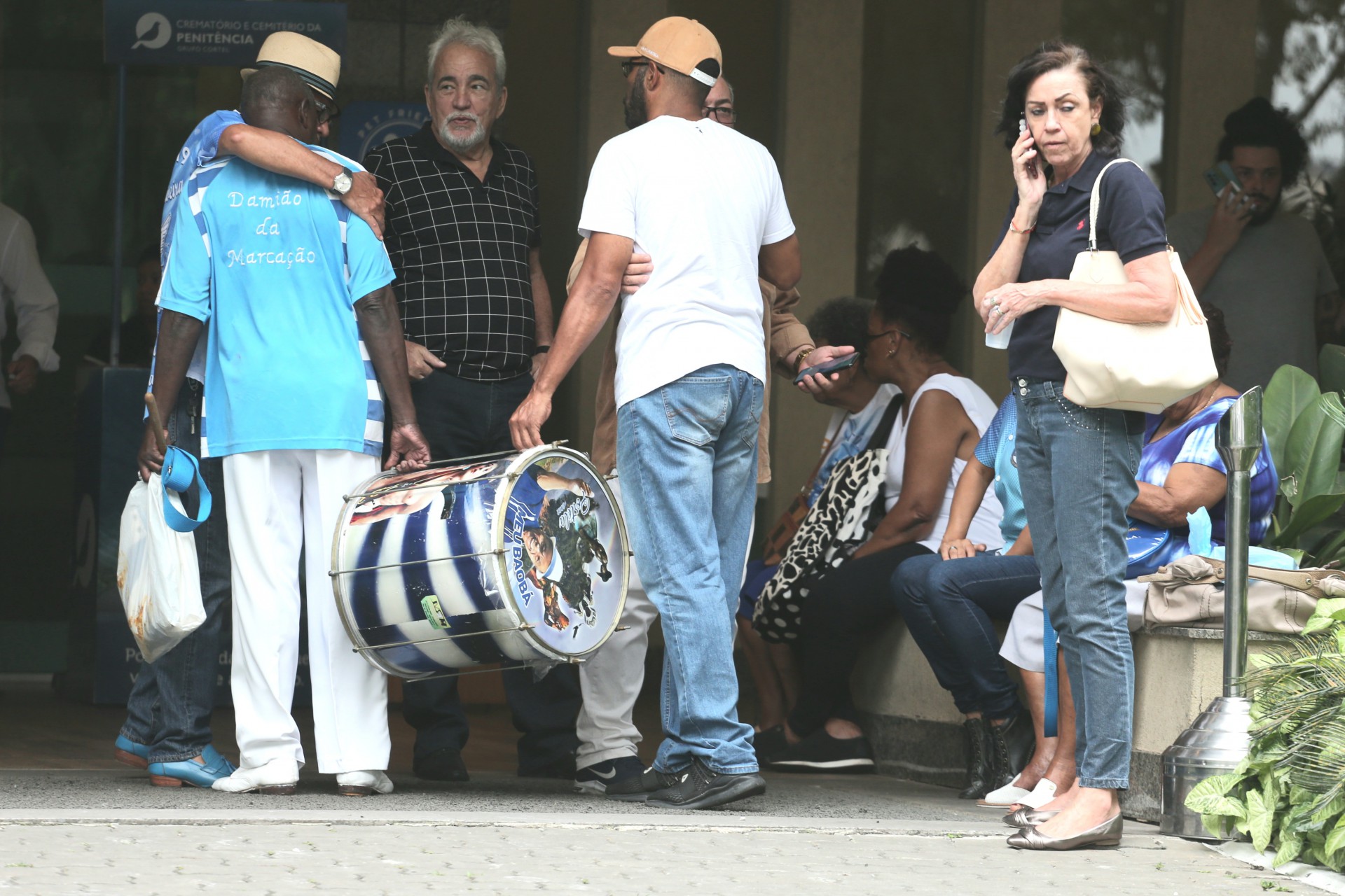 Vel&oacute;rio do compositor da portela Beto Aquino, no cemit&eacute;rio da Penitencia, no Caju.  - Cleber Mendes/ Ag&ecirc;ncia O Dia 