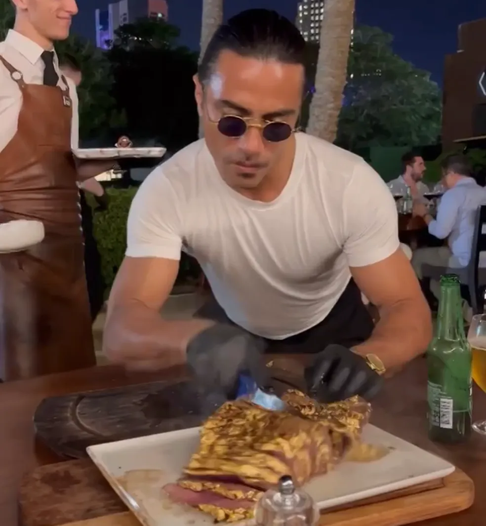 O chef Salt Bae prepara a carne folheada a ouro, que jogadores da Seleção comeram no restaurante de luxo Nusr-Et, no Catar - Reprodução de vídeo