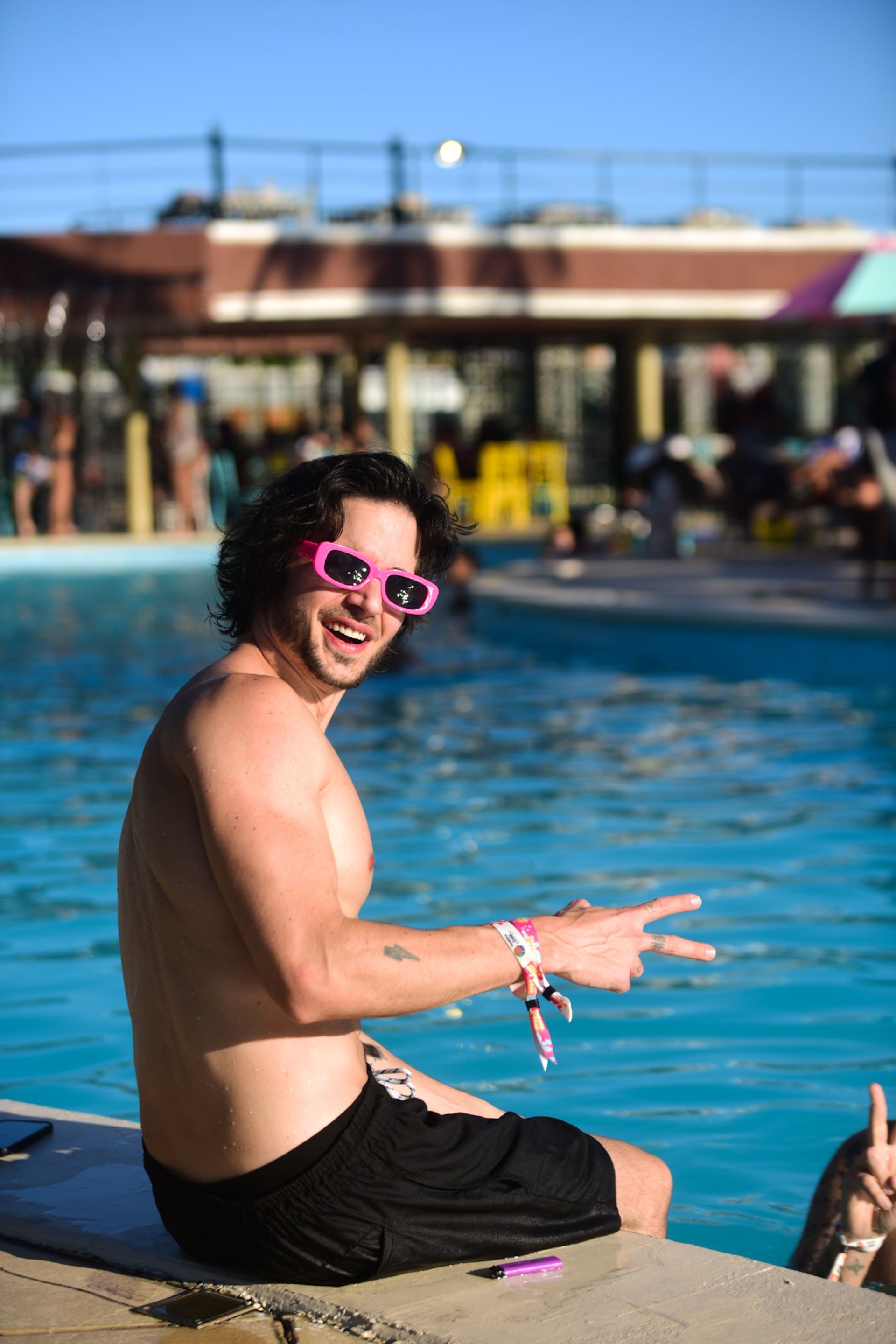 Fiuk e o ex-BBB Rodrigo Mussi na piscina do hotel onde acontece a Farofa da Gkay - Ag. News