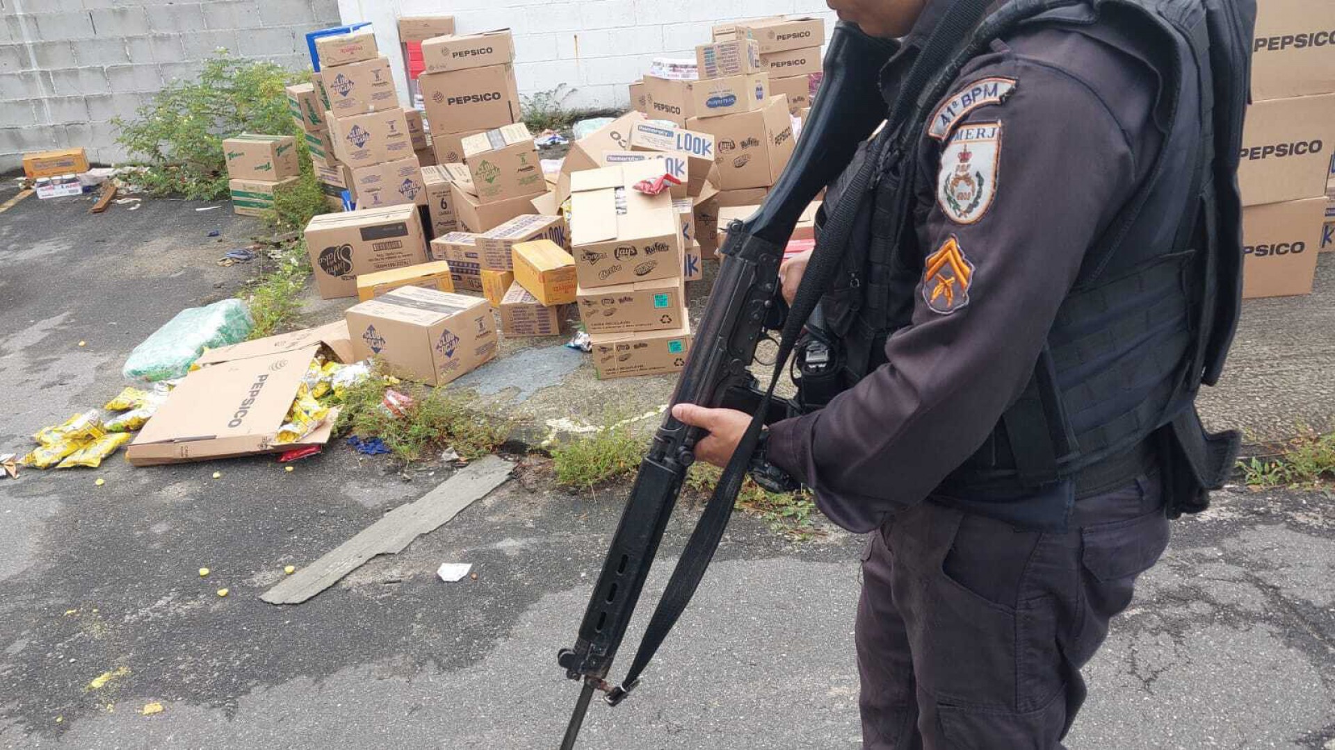 Em uma das ações, policiais encontraram o motorista, o caminhão e parte da carga de biscoitos em Anchieta - Divulgação