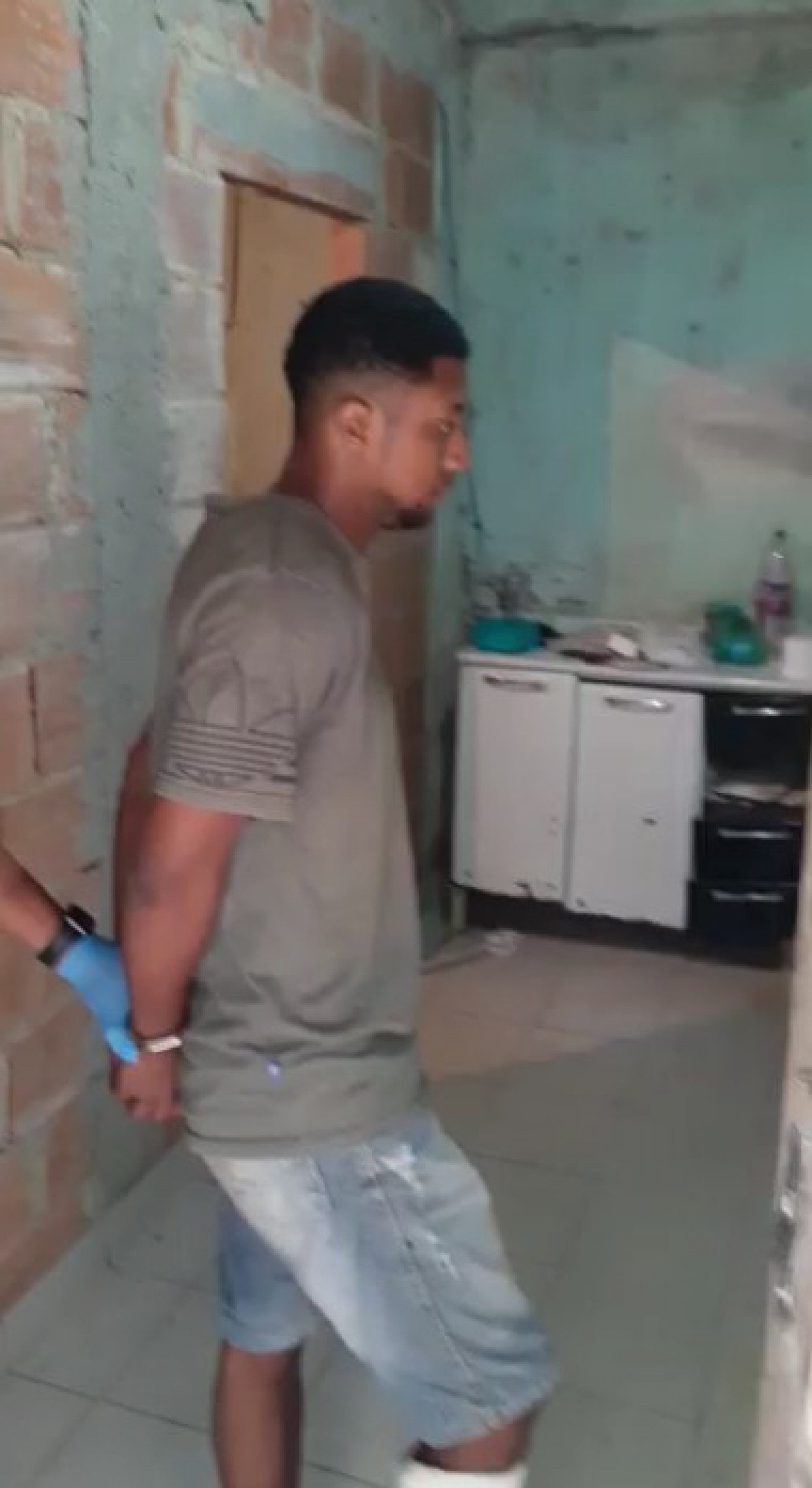 Na resid&ecirc;ncia, o criminoso mostra aos policiais onde havia guardado os celulares roubados depois dos estupros