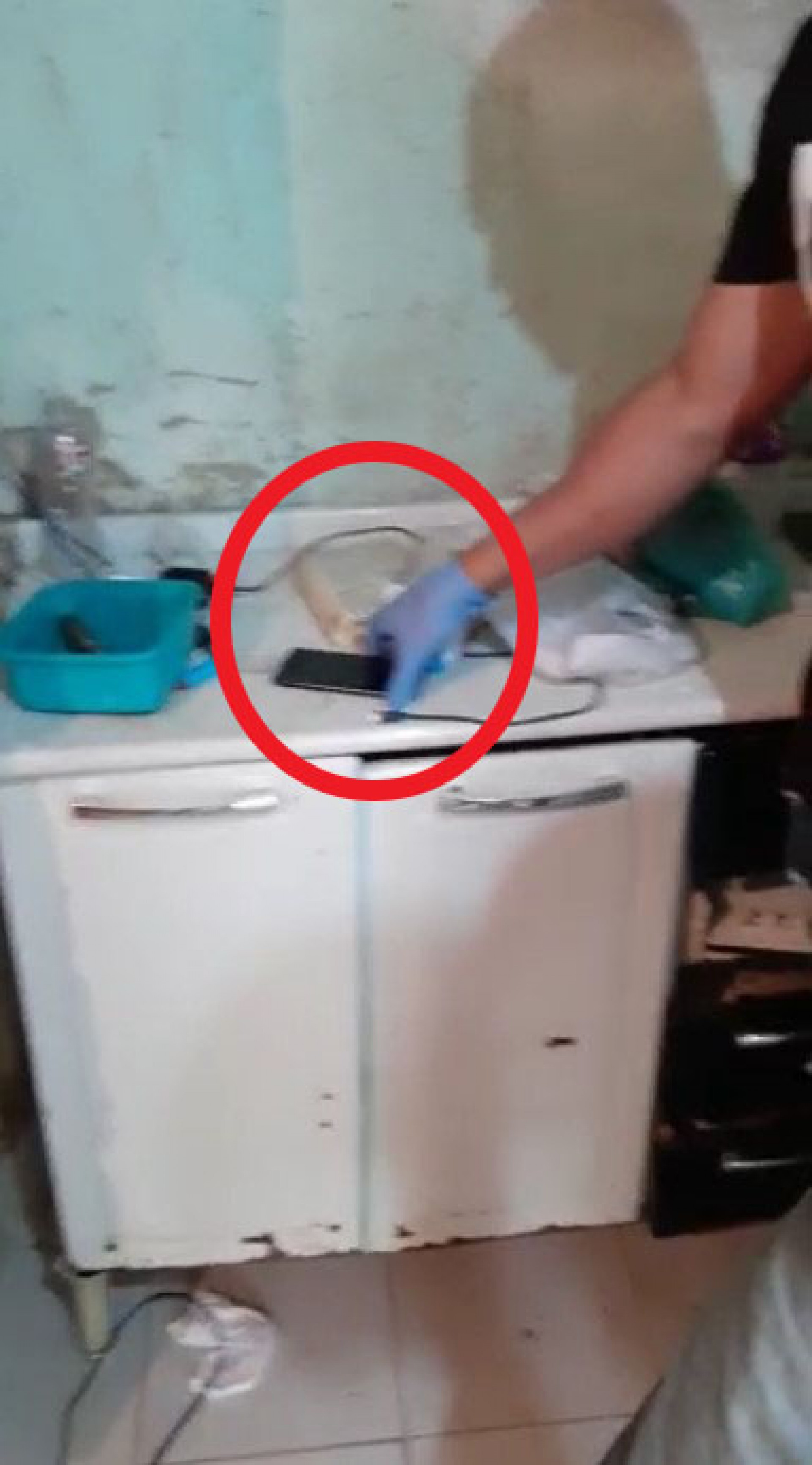 O destaque em vermelho foi feito pelo DIA para mostrar que havia uma B&iacute;blia de capa branca perto de um dos celulares roubados por Gabriel dos Santos