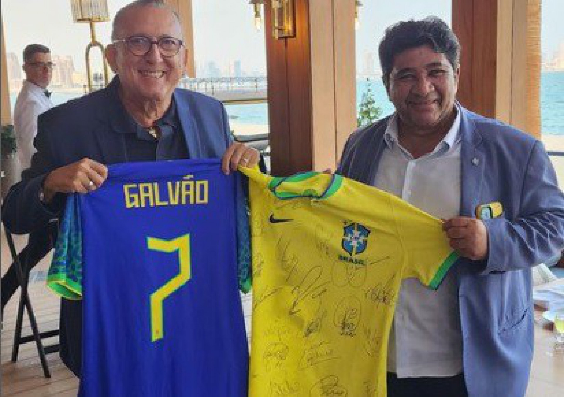 Galvão Bueno foi presenteado com camisas da seleção brasileira - Reprodução