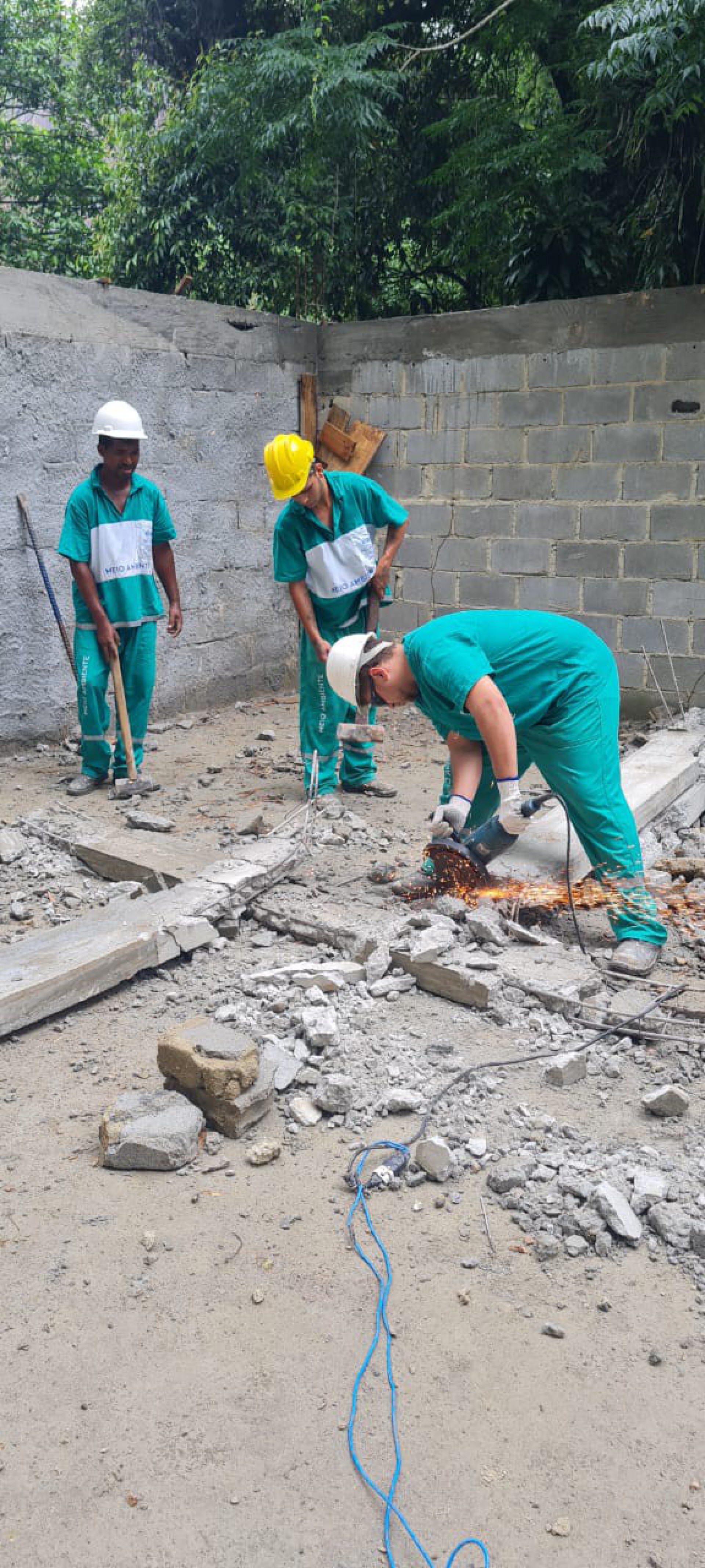 Funcionários da SMAC trabalhando na demolição de uma construção irregular - Divulgação