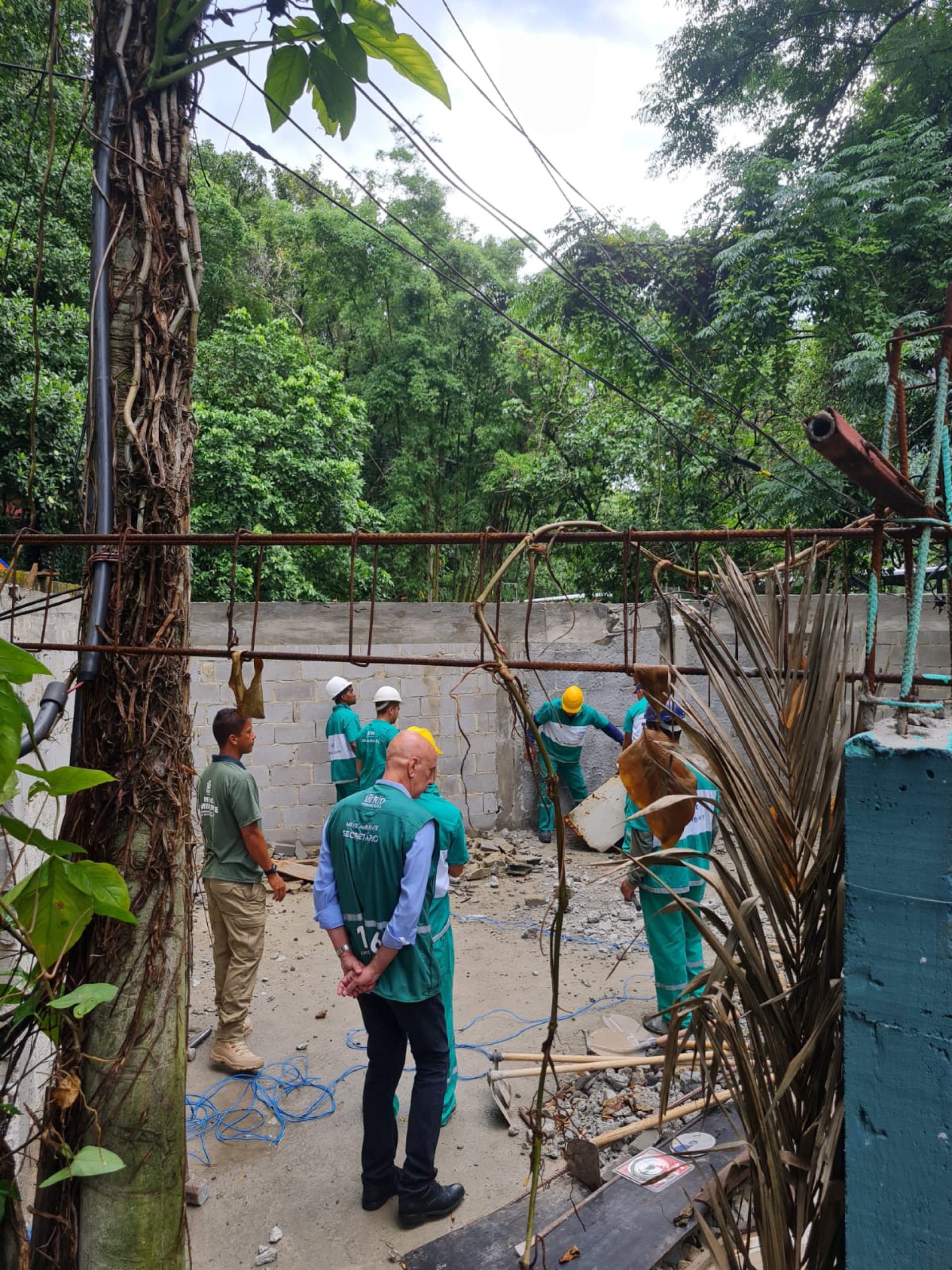 Funcionários da SMAC trabalhando na demolição de uma construção irregular - Divulgação
