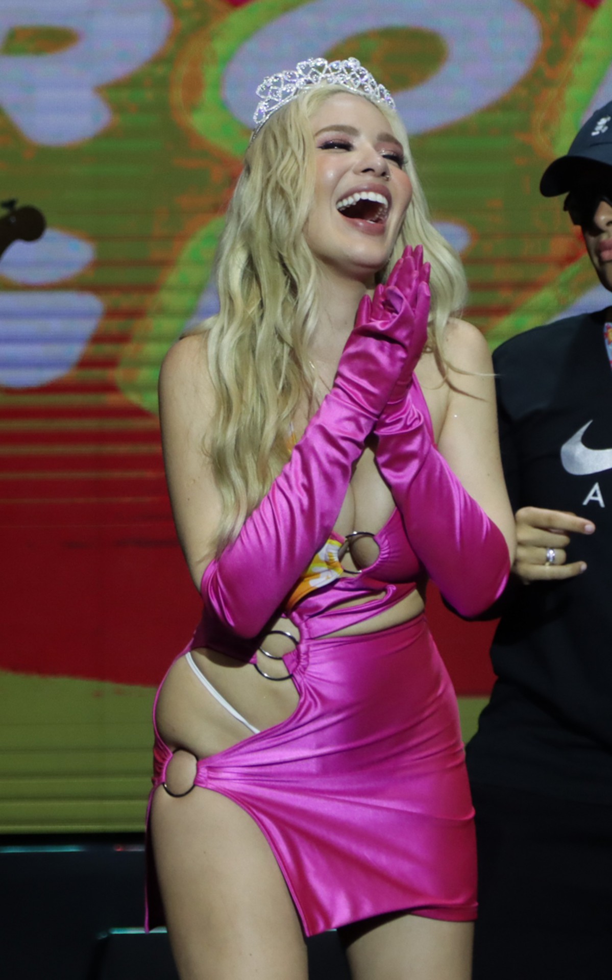 Karoline Lima, ex de Éder Militão, é coroada rainha da Farofa da Gkay 2022