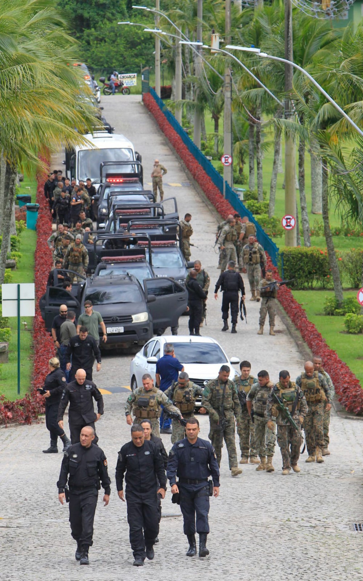 Policiais militares e PRFs se reuniram no enterro do agente do Bope, Ângelo Rodrigues, no Cemitério Jardim da Saudade, em Paciência - Reginaldo Pimenta/Agência O DIA