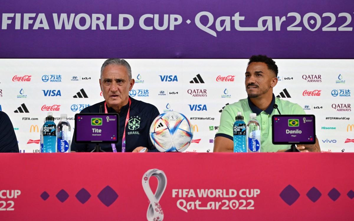 Brazil's coach Tite (L) and Brazil's defender #02 Danilo give a press conference at the Qatar National Convention Center (QNCC) in Doha on December 8, 2022, on the eve of the Qatar 2022 World Cup quarter final football match between Brazil and Croatia.
NELSON ALMEIDA / AFP - NELSON ALMEIDA / AFP