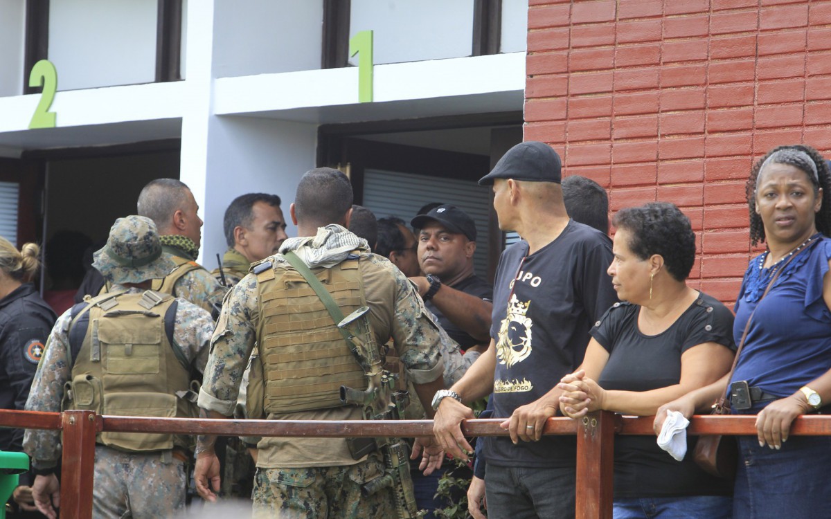 Sepultamento do policial do Bope, Ângelo Azevedo no cemitério Jardim da Saudade, em Paciência. - Reginaldo Pimenta / Agencia O Dia